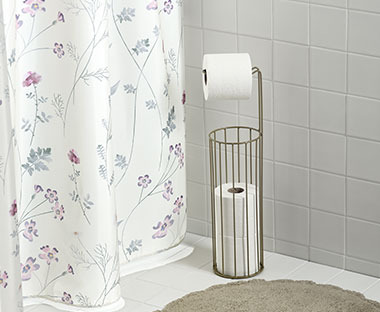 GREVIE duschdraperi med mönster i ett badrum 
