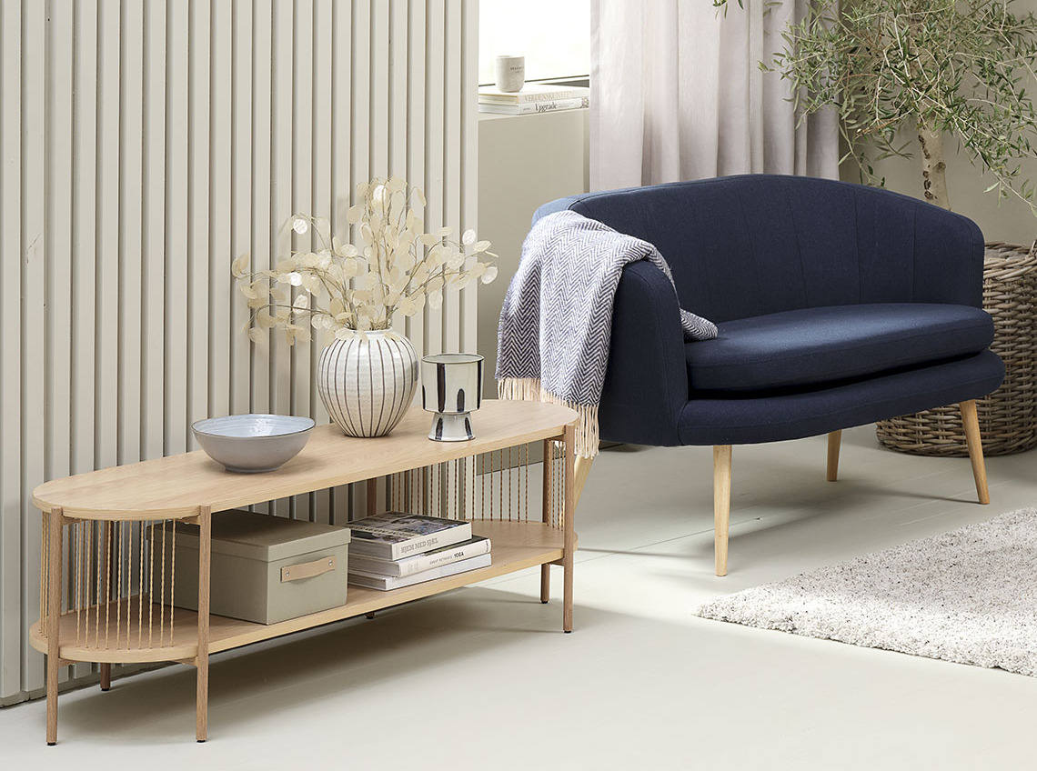Ljus SNESLEV TV-bänk och GISTRUP soffa Vardagsrum med ljus tv-bänk
