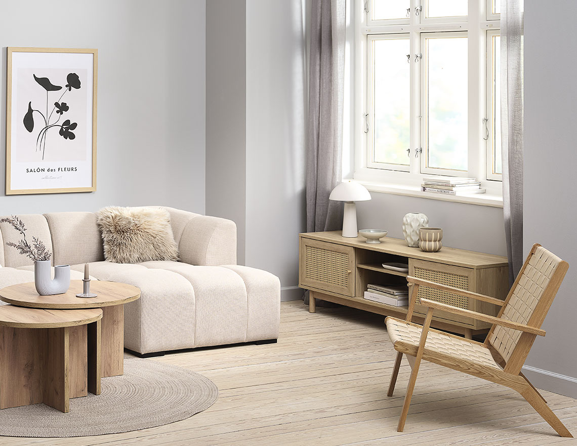 HALMSTAD TV-bänk, soffan ALLESE, fåtöljen VADEHAVET och soffborden KALVEHAVE TV-bänk med förvaring, soffa, soffbord och fåtölj i ett vardagsrum