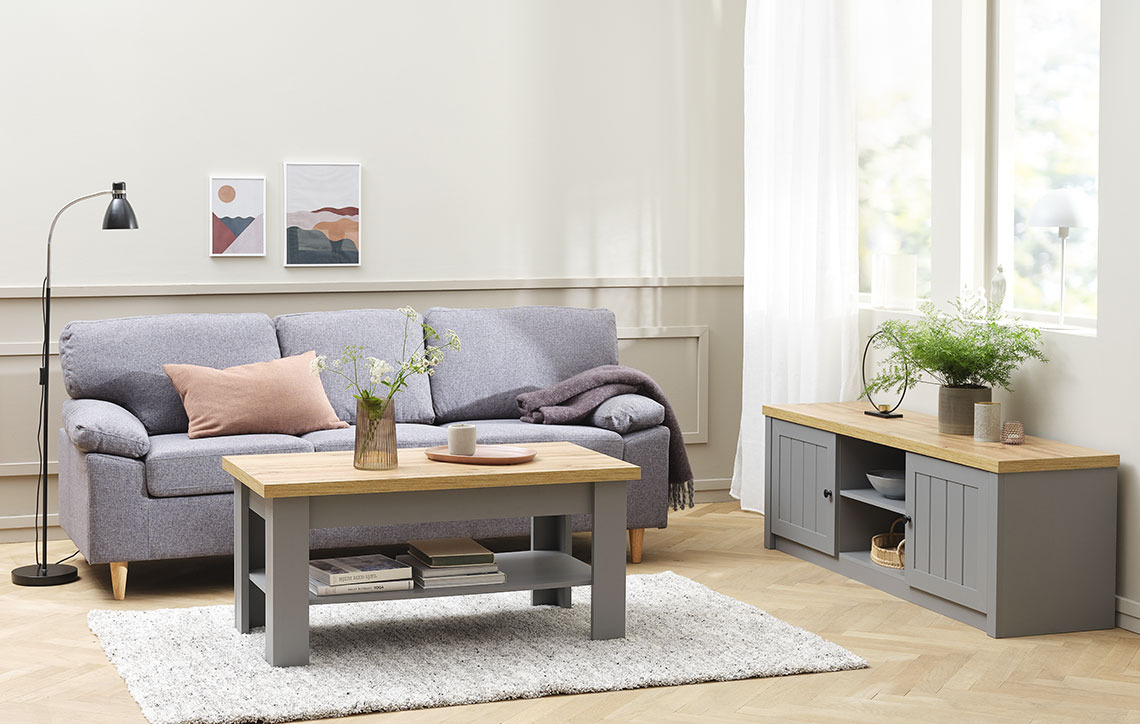 MARKSKEL TV-bänk, MARKSKEL soffbord och GEDVED soffa Vardagsrum med tv-bänk på sockel, bredvid soffa och soffbord